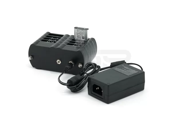 WRINEX chargeur pour b atterie NP-BX1 SONY vue de côté droit avec batterie en charge et adaptateur mural